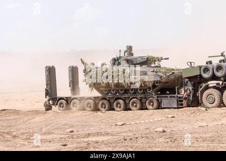 Ein Schuetzenpanzer Puma wird von einem Schwerlasttransporter Mammut abgeladen waehrend des NATO-Grossmanoevers Steadfast Defender und dem deutschen Anteil der Uebung, Quadriga 2024, in Pabrade, 29.05.2024. Pabrade Litauen *** Un véhicule blindé de transport de troupes Puma est déchargé d'un transporteur lourd Mammut pendant l'exercice de l'OTAN Steadfast Defender et la partie allemande de l'exercice, Quadriga 2024, à Pabrade, 29 05 2024 Pabrade Lituanie Copyright : xJulianexSonntagxphotothek.dex Banque D'Images