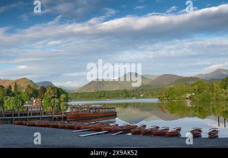 Bateaux à rames Keswick et lancements sur un Derwentwater calme. Causey Pike est le sommet sombre derrière. Banque D'Images