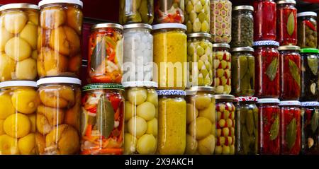 Marchés au Maroc avec les piles verticales de bocaux dans les magasins. Olives, poivrons, cornichons et citrons ainsi que d'autres légumes et fruits. Banque D'Images