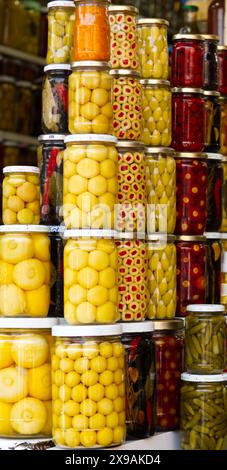 Marchés au Maroc avec les piles verticales de bocaux dans les magasins. Olives, poivrons, cornichons et citrons ainsi que d'autres légumes et fruits. couleur Banque D'Images