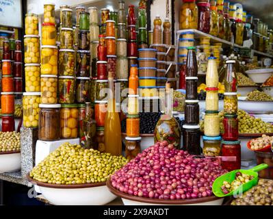 Marchés au Maroc avec les piles verticales de bocaux dans les magasins. Olives, poivrons, cornichons et citrons ainsi que d'autres légumes et fruits. bols à olives Banque D'Images