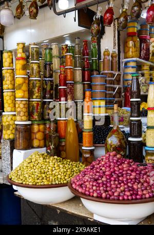 Marchés au Maroc avec les piles verticales de bocaux dans les magasins. Olives, poivrons, cornichons et citrons ainsi que d'autres légumes et fruits. bols à olives 2 Banque D'Images