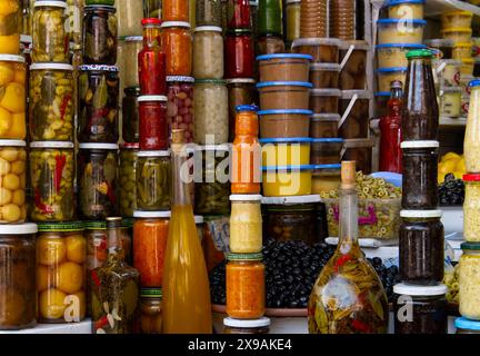 Marchés au Maroc avec les piles verticales de bocaux dans les magasins. Olives, poivrons, cornichons et citrons ainsi que d'autres légumes et fruits. couleur 3 Banque D'Images