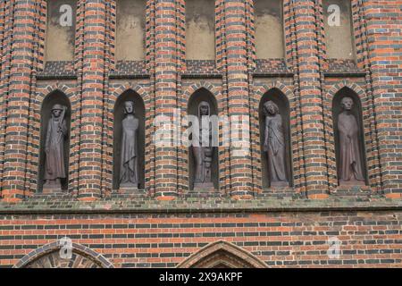 Gerhard Marcks : Der Brandstifter, Die Jungfrau, Mutter und Kind, Kassandra, Der Prophet, Westfassade, Katharinenkirche, Königstraße, Lübeck, Niedersac Banque D'Images
