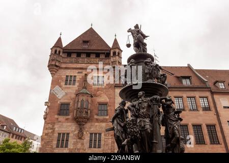 Fontaine de vertu avec Nassau House en arrière-plan (Nassauer Haus) avec sa tour résidentielle médiévale est situé dans le centre-ville de Nuremberg Banque D'Images