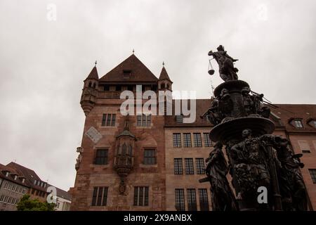 Fontaine de vertu avec Nassau House en arrière-plan (Nassauer Haus) avec sa tour résidentielle médiévale est situé dans le centre-ville de Nuremberg Banque D'Images