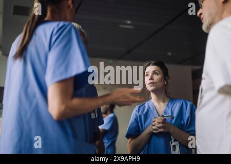 Professionnels de santé hommes et femmes discutant à l'hôpital Banque D'Images