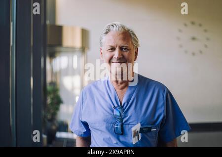 Portrait d'un médecin senior confiant à l'hôpital Banque D'Images