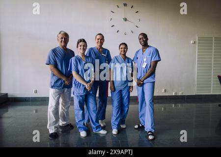 Portrait en pied de professionnels de la santé confiants et divers debout ensemble à l'hôpital Banque D'Images