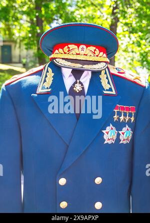 Samara, Russie - 25 mai 2024 : uniforme militaire cérémoniel du maréchal de l'Union soviétique G. Zhoukov avec quatre étoiles d'or du héros du Soviet Banque D'Images