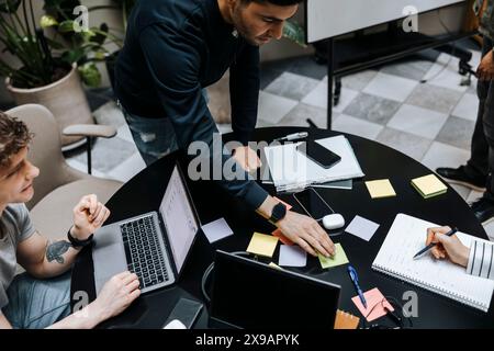 Vue en angle élevé des professionnels de l'entreprise qui planifient une réunion au bureau Banque D'Images