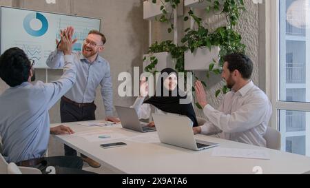 Heureux divers gens d'affaires multiraciaux hommes d'affaires d'équipe d'hommes d'affaires musulmans dans les partenaires de groupe de hijab donnant haute coopération de travail de succès de cinq Banque D'Images