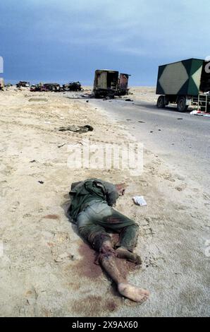 Première Guerre du Golfe : 4 mars 1991 le corps ensanglanté d'un soldat irakien se trouve dans le désert sur la route 801, la route d'Um Qasr, au nord de Koweït City. Il faisait partie d'un convoi militaire irakien, fuyant vers l'Irak, qui avait été attaqué environ une semaine auparavant par l'USAF. Banque D'Images