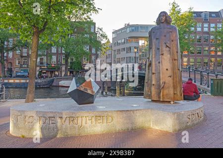 Amsterdam, pays-Bas - 14 mai 2018 : Statue du philosophe Baruch Spinoza, monument historique du XVIIe siècle, rue Jodenbuurt. Banque D'Images