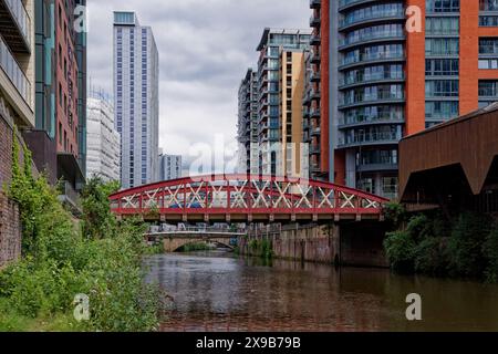 La rivière Irwell à travers le centre-ville de Manchester. Banque D'Images
