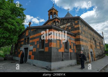 Vanadzor, Arménie - 27 mai 2024 : deux prêtres dans l'église Sainte-mère de Dieu à Vanadzor, Arménie. Banque D'Images