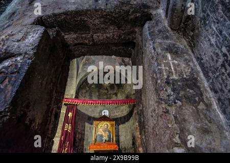 Hayravank, Arménie - 30 mai 2024 : le monastère de Hayravank est un monastère arménien situé juste au bord du lac Sevan à Hayravank, en Arménie. Banque D'Images