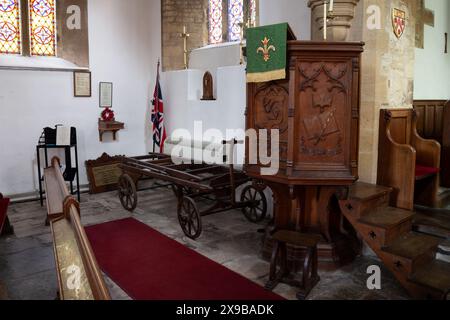 Pulpit and Bier in signe Mary`s Church, Grendon, Northamptonshire, England, UK Banque D'Images
