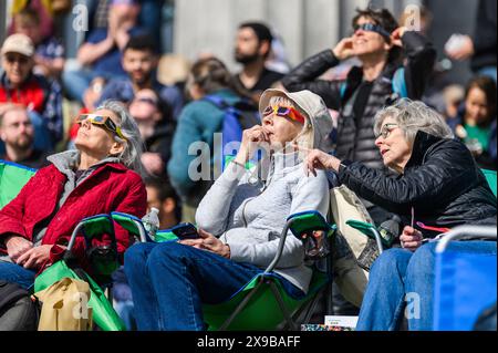 Les téléspectateurs regardent l'éclipse solaire de 2024 depuis la pelouse de la Vermont State House, Montpelier, Vermont, USA, 8 avril, 2024. Banque D'Images