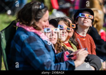 Les téléspectateurs regardent l'éclipse solaire de 2024 depuis la pelouse de la Vermont State House, Montpelier, Vermont, USA, 8 avril, 2024. Banque D'Images