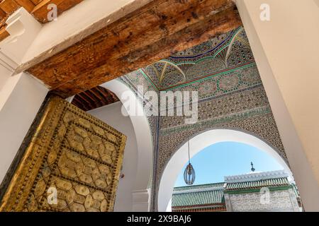 Al Attarine Madrassa entrée porte d'or et motifs géométriques islamiques à Fès, Maroc Banque D'Images