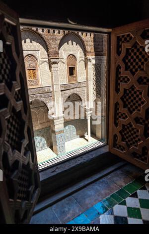 Al Attarine Madrassa Courtyard, vue fenêtre à l'étage supérieur à Fès, Maroc Banque D'Images