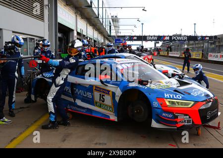 Donnerstag 30.05.2024 Frederic Verwisch (Harekbeck/bel) / Christopher Haase (Kulmbach/DEU) / Markus Winckelhock (Zdimerice/DEU) / Ricardo Feller (Boezberg/CHE), #15, Audi R8 LMS GT3 Evo II, Team 30.05.2024 : Scherer Sport PHX (DEU), in der Boxengasse Motorsport, ADAC Ravenol 24H Rennen Nuerburgring, Foerburgring, 2024.30.05.2024 Banque D'Images