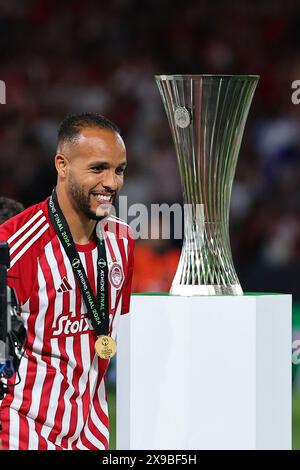 Youssef El Arabi de l'Olympiacos FC célèbre avec le trophée à la fin du match de finale de la Conference League 2024 entre l'Olympiacos FC et l'ACF Fiorentina au stade AEK Arena à Athènes (Grèce), le 29 mai 2024. Banque D'Images