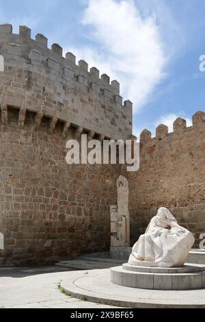 Statue de Sainte Thérèse d'Avila, avec les murs médiévaux en arrière-plan Banque D'Images