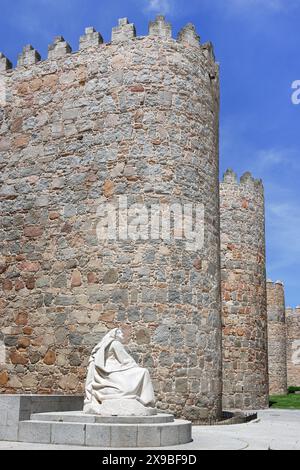 Statue de Sainte Thérèse d'Avila, avec les murs médiévaux en arrière-plan Banque D'Images