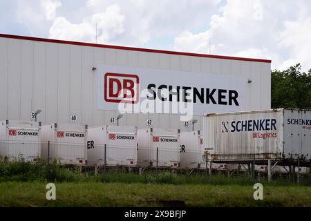 Logistik DB Schenker logo Niederlassung des transport und Logistikunternehmens DB Schenker in Duisburg Rheinhausener Hafen. DB Schenker ist eine Tochtergesellschaft der Deutschen Bahn. Firmenlogo auf dem Firmengebäude und auf den LKW. Duisburg Rheinhausen Deutschland Nordrhein-Westfalen / NRW *** logistique DB Schenker logo succursale de la société de transport et de logistique DB Schenker à Duisburg Rheinhausen port DB Schenker est une filiale de Deutsche Bahn Company logo sur le bâtiment de la société et sur les camions Duisburg Rheinhausen Allemagne Rhénanie du Nord-Westphalie NRW Banque D'Images