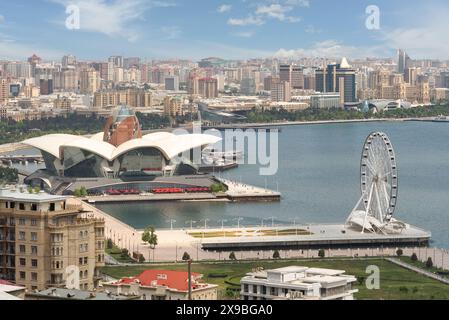 La ligne d'horizon de Bakou, Azerbaïdjan, comprend le front de mer, une grande roue alias Baku Eye, et le centre commercial distinctif de front de mer connu sous le nom de Deniz Mall Banque D'Images