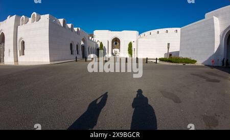 Photographie de la place publique près d'un palais Sheik pendant la journée ensoleillée de printemps Banque D'Images