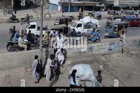 Les navetteurs ont été inquiets et confrontés à des problèmes en raison de la fermeture de la route lors de la manifestation de protestation des résidents de Shershah Colony contre le délestage prolongé de la charge d'électricité par temps chaud de la saison estivale, sur Shershah Road à Karachi le jeudi 30 mai 2024. Banque D'Images