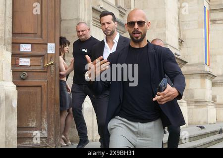 Bucarest, Roumanie. 30 mai 2024 : Andrew Tate (R) et son frère Tristan Tate (C) quittent la Cour d'appel de Bucarest. Crédit : Lucian Alecu/Alamy Live News Banque D'Images