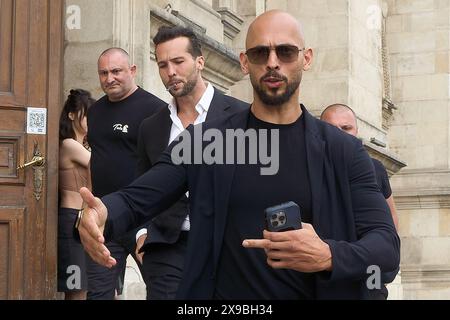 Bucarest, Roumanie. 30 mai 2024 : Andrew Tate (R) et son frère Tristan Tate (C) quittent la Cour d'appel de Bucarest. Crédit : Lucian Alecu/Alamy Live News Banque D'Images