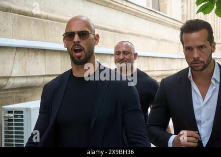 Bucarest, Roumanie. 30 mai 2024 : Andrew Tate (à gauche) et son frère Tristan Tate (à droite) quittent la Cour d'appel de Bucarest. Crédit : Lucian Alecu/Alamy Live News Banque D'Images