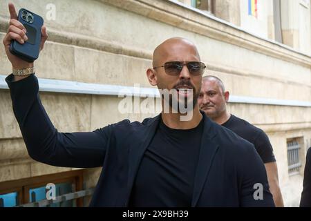 Bucarest, Roumanie. 30 mai 2024 : Andrew Tate (à gauche) et son frère Tristan Tate (absent de la photo) quittent la Cour d'appel de Bucarest. Crédit : Lucian Alecu/Alamy Live News Banque D'Images