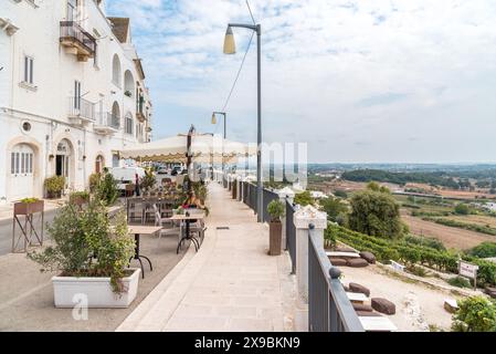 Locorotondo, Pouilles, Italie - 5 octobre 2023 : promenade panoramique dans le centre historique de Locorotondo, ville métropolitaine de Bari. Banque D'Images