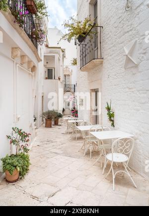 Rues caractéristiques dans le Locorotondo, ville métropolitaine de Bari, dans les Pouilles, Italie Banque D'Images