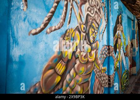 Murale représentant des scènes de la mythologie maya, rue connue sous le nom de Hippie Highway, San Marcos la Laguna, connue pour une grande population d'expatriés yogis et al Banque D'Images