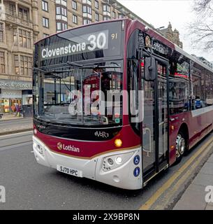 Transports publics à Princes Street Edinburgh, Lothian public bus 30 services SJ70HPC à Clovenstone, single Decker, Écosse, Royaume-Uni, Banque D'Images