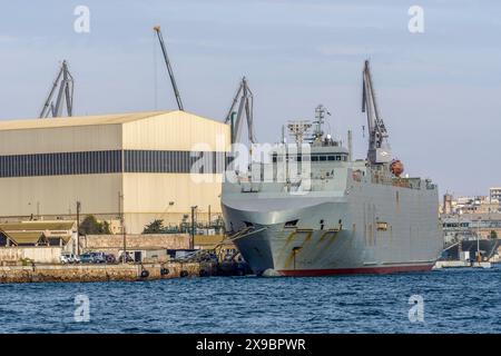 Promenade du phare de Noël de la ville de Carthagène avec un navire de la marine amarré à la jetée dans le port du chantier naval Navantia, région de Murcie, Espagne Europe Banque D'Images