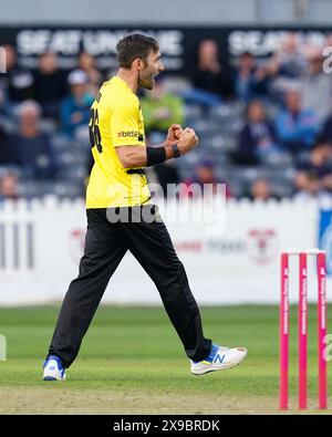 Bristol, Royaume-Uni, 30 mai 2024. Matt Taylor du Gloucestershire célèbre avoir pris le guichet de Paul Walter de l'Essex lors du T20 Vitality Blast match entre le Gloucestershire et l'Essex. Crédit : Robbie Stephenson/Gloucestershire Cricket/Alamy Live News Banque D'Images