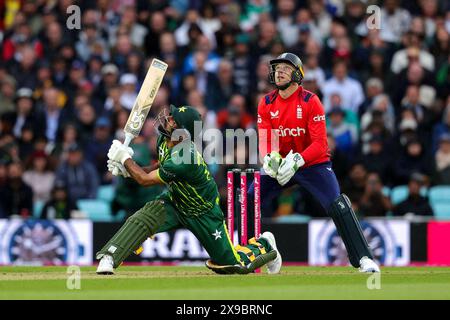 Londres, Angleterre. 30 mai 2024. Le pakistanais Fakhar Zaman avant d'être pris au bowling de l'anglais Adil Rashid lors du match T20 entre l'Angleterre et le Pakistan au Kia Oval. Crédit : Ben Whitley/Alamy Live News Banque D'Images