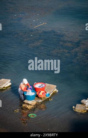 Femme lavant des vêtements dans le lac, San Pedro la Laguna, lac Atitlan, Guatemala Banque D'Images