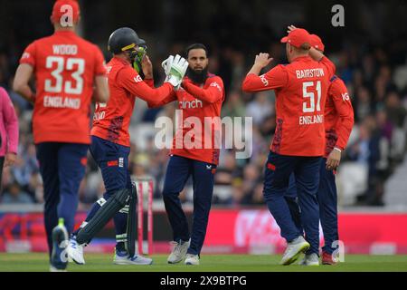 Londres, Angleterre. 30 mai 2024. Adil Rashid célèbre avoir pris le guichet de Mohammed Rizwan lors de la quatrième Vitality T20 International entre les hommes d'Angleterre et les hommes du Pakistan au Kia Oval. Kyle Andrews/Alamy Live News. Banque D'Images