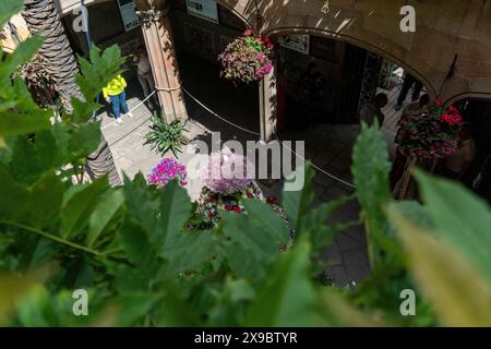 Barcelone, Espagne. 30 mai 2024. Barcelone célèbre le traditionnel Corpus Christi Day en décorant les fontaines à l'intérieur de la cathédrale et en plaçant un œuf sur le dessus, dansant avec l'eau, appelé 'l'ou com balla' (l'œuf dansant). Barcelona celea el tradicional día de Corpus decorando las fuentes dentro de la catedral y poniendo un huevo encima, bailando con el Agua, llamado 'l'ou com balla' (el huevo que baila). Actualités politiques -Barcelone, Espagne jeudi 30 mai 2024 (photo par Eric Renom/LaPresse) crédit : LaPresse/Alamy Live News Banque D'Images