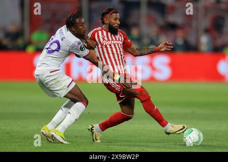 ATHÈNES, GRÈCE - MAI 29 : Rodinei de l'Olympiacos FC et Christian Kouamé de l'ACF Fiorentina s'affrontent pour le ballon lors de la finale de l'UEFA Europa Conference League 2023/24 entre l'Olympiacos FC et l'ACF Fiorentina à l'AEK Arena le 29 mai 2024 à Athènes, Grèce. (Photo de MB Media) Banque D'Images