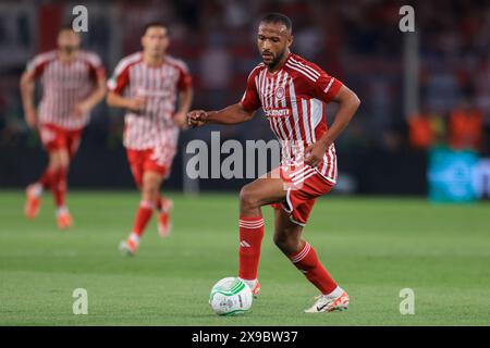 ATHÈNES, GRÈCE - MAI 29 : Ayoub El Kaabi de l'Olympiacos FC contrôle le ballon lors de la finale de l'UEFA Europa Conference League 2023/24 entre l'Olympiacos FC et l'ACF Fiorentina à l'AEK Arena le 29 mai 2024 à Athènes, Grèce. (Photo de MB Media) Banque D'Images